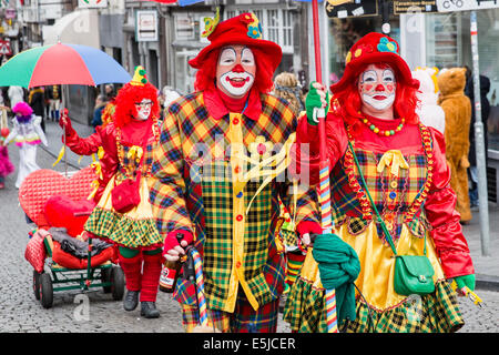 Niederlande, Maastricht, Karneval. Kostümierte Menschen bei parade Stockfoto