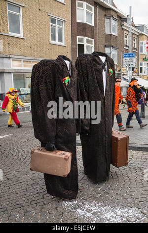 Niederlande, Maastricht, Karneval. Kostümierte Menschen bei parade Stockfoto