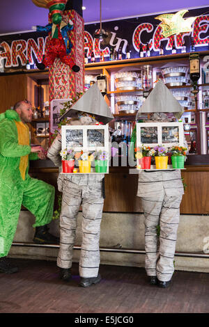 Niederlande, Maastricht, Karneval Festival, kostümierte Menschen im pub Stockfoto