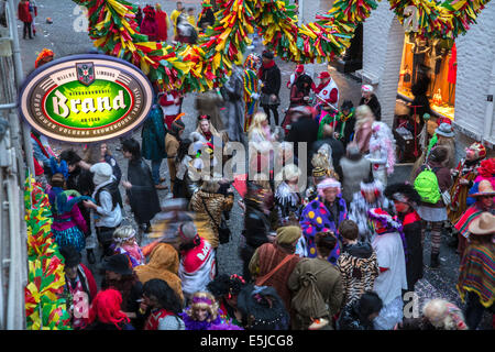 Niederlande, Maastricht, Karneval. Kostümierte Menschen mit einem Drink auf der Straße Stockfoto