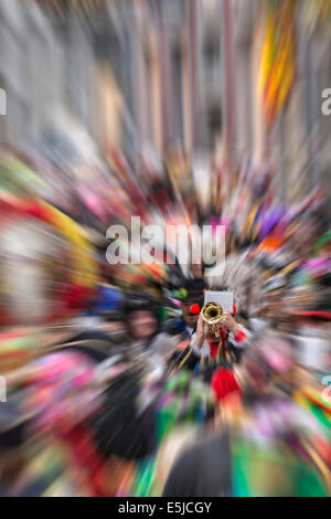 Niederlande, Maastricht, Karneval. Kostümierte Menschen in Parade, Zate Hermeniekes, Blaskapellen, Blaskapellen Stockfoto