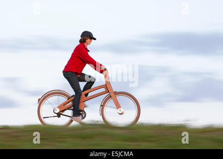 Niederlande, Stavoren, Frau mit dem Ast-Fahrrad. Das Dutch Design aus Holz-Bike ist eine Schöpfung von Jan Gunneweg Stockfoto