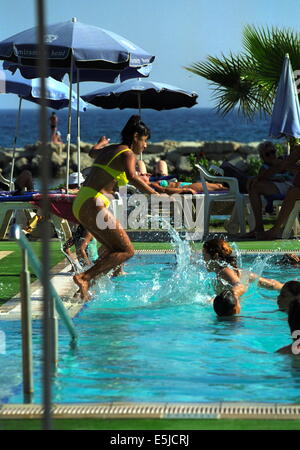 LIMASSOL, ZYPERN. AM POOL IN EINEM DER VIELEN STRAND HOTELS. FOTO: JONATHAN EASTLAND/AJAX Stockfoto