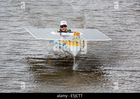 Niederlande, Franeker, DONG Solar Challenge 2014 Rennen für Solarboote. Tragflächenboot der TU Delft Solarboot Hochschulteam Stockfoto