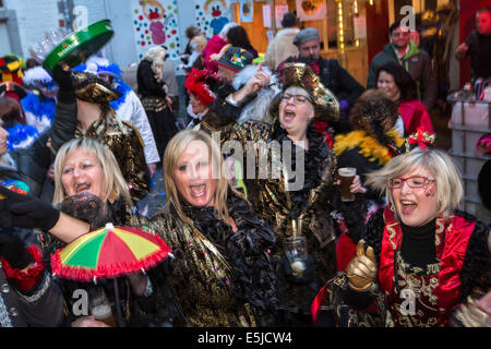 Niederlande, Maastricht, Karneval. Frauen singen und tanzen. Twilight Stockfoto