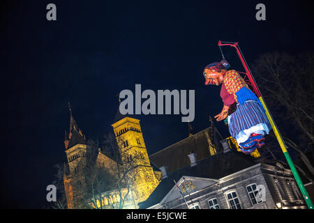 Niederlande, Maastricht, Karneval. Mascotte namens MOOSWIEF auf dem Vrijthof-Platz. Hintergrund St. Servaas Basilika Stockfoto