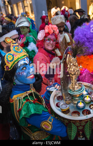 Niederlande, Maastricht, Karneval. Kostümierte Menschen mit einem Drink auf der Straße. Getarnt als SHAKTI, Hindu-Göttin Stockfoto