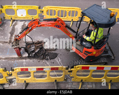 UK Baustellen Reparatur und Ersatz von unterirdischen Wasserleitungen Rohrleitungen durch Fremdfirmen - Amey Stockfoto