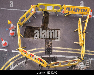 UK Baustellen Reparatur und Ersatz von unterirdischen Wasserleitungen Rohrleitungen durch Fremdfirmen - Amey Stockfoto