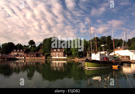 AJAXNETPHOTO. BURSLEDON, ENGLAND.HAMBLE RIVER.JOLLY SEEMANN ÖFFENTLICHEN HAUS (L) UND ELEFANT BOOTSHOF (R).FOTO:JONATHAN EASTLAND/AJAX Stockfoto