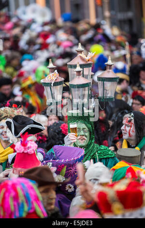 Niederlande, Maastricht, Karneval. Kostümierter Mann verkleidet mit Straßenlaterne am Kopf Stockfoto