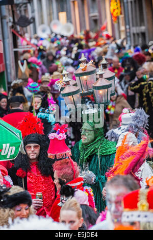 Niederlande, Maastricht, Karneval. Kostümierter Mann verkleidet mit Straßenlaterne am Kopf Stockfoto