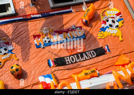 Niederlande, Maastricht, Orange dekoriert Straße namens Hyacintenstraat. Landesfarben, Fußball-Weltmeisterschaft 2014. Stockfoto