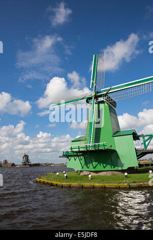 Niederlande, Zaanse Schans in der Nähe von Zaandam, touristische Attraktion mit Windmühlen und Häuser aus dem 17. und 18. Jahrhundert Stockfoto