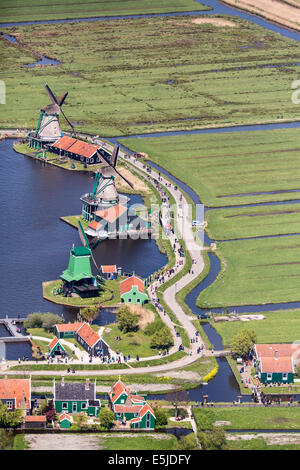 Den Niederlanden, Zaanse Schans. Das Freilichtmuseum hat eine Sammlung von gut erhaltenen historischen Windmühlen und Häuser. Luftbild Stockfoto