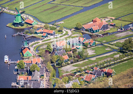 Den Niederlanden, Zaanse Schans. Das Freilichtmuseum hat eine Sammlung von gut erhaltenen historischen Windmühlen und Häuser. Luftbild Stockfoto