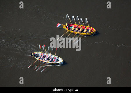 Niederlande, Zaanse Schans. Schaluppe Rennen am Fluss Zaan. Luftbild Stockfoto