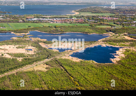 Naarden, Niederlande Zug durch Seen genannt Naarder Meer. Luftbild Stockfoto