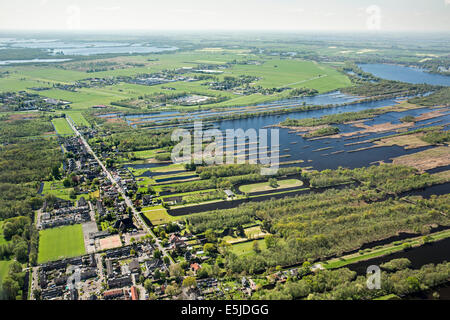 Niederlande, Ankeveen. Blick auf Dorf und Seen genannt Ankeveense Plassen. Luftbild Stockfoto