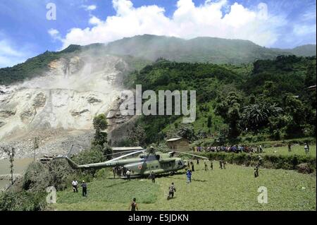 Kathmandu, Nepal. 2. August 2014. Ein Nepal Armee Hubschrauber sieht man im Rettungsmission in der Nähe des Erdrutsches in Sindhupalchowk, Nepal, 2. August 2014. Die Zahl der Todesopfer in Nepals gewaltigen Hangrutsch ist auf acht gestiegen, während die mehr als 300 Menschen bleiben außer Kontakt, fast 10 Stunden nach die Katastrophe passiert, einheimischen und Polizei sagte. Bildnachweis: Nepal Armee/Xinhua/Alamy Live-Nachrichten Stockfoto