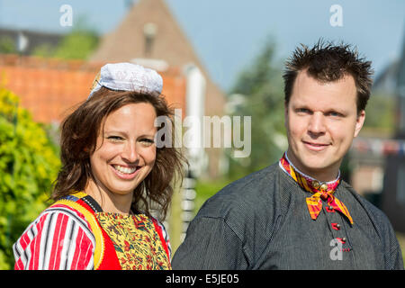 Niederlande, Marken, Menschen gekleidet in traditioneller Tracht am Königstag, 27 April Stockfoto