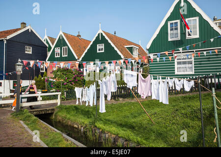 Niederlande, Marken, Menschen gekleidet in traditioneller Tracht am Königstag, 27 April. Wäscherei Stockfoto