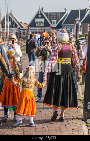 Niederlande, Marken, Menschen gekleidet in traditioneller Tracht am Königstag, 27 April. Touristen fotografieren Stockfoto
