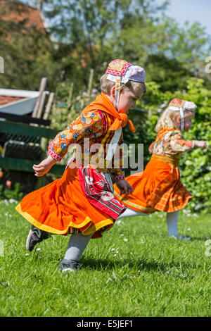 Niederlande, Marken, Kinder gekleidet in traditioneller Tracht am Königstag, 27 April Stockfoto