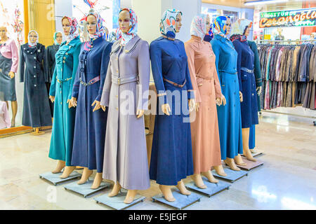 Modische Damenbekleidung in Konya-Kaufhaus Stockfoto