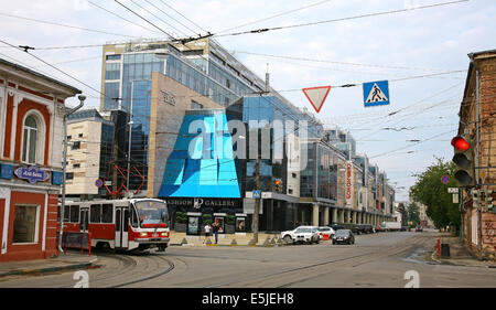 Zeigen Sie am Abend Frühling Lobachevsky Plaza - Business-Center und Fashion Gallery an. Stockfoto