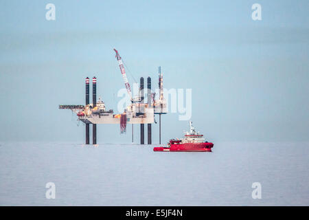Niederlande, Den Helder, Niederlande Wirtschaftszone auf Nordsee. Offshore-Bohrplattform SWIFT 10. Vordergrund Offshore-Versorgungsschiff Stockfoto