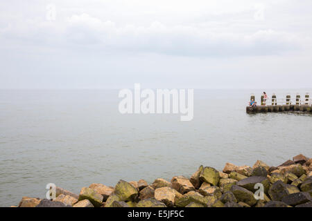 Niederlande, Den Oever, IJsselmeer Dam genannt auch Afsluitdijk. Familie essen Eis am pier Stockfoto