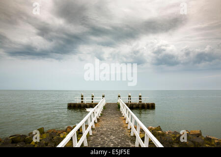 Niederlande, Den Oever, IJsselmeer Dam genannt auch Afsluitdijk. Anlegestelle Stockfoto