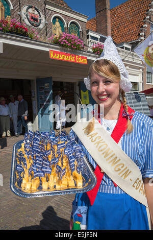 Niederlande, Edam, Käsemarkt, Käse-Königin dient Stücke von Beemster Käse Stockfoto