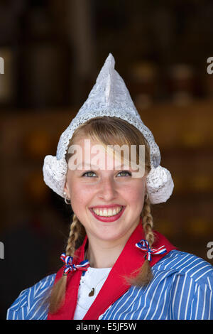 Niederlande, Edam, Käsemarkt, Käse-Königin dient Stücke von Beemster Käse Stockfoto