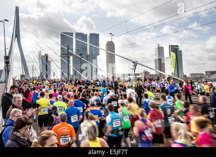 Niederlande, Rotterdam, ABN-AMRO Marathon 2014. Läufer auf Erasmus-Brücke Stockfoto