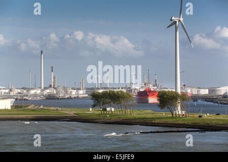 Niederlande, Rotterdam, Hafen von Rotterdam. Hafen oder Hafen. Lagerung und Petro chemische Ölindustrie. Windkraftanlagen Stockfoto