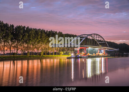 Niederlande, Loenersloot, Ersatz der Brücke, genannt Loenerslootse Brug, am Kanal Amsterdam-Rhein von Rijkswaterstaat Stockfoto