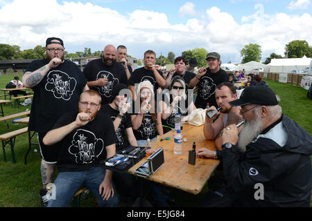 Enthusiasten Ausatmen aus ihrem e-Zigaretten Dampf, wie Tausende von Vapoursists am 2. jährlichen Dampf Festival teilzunehmen. Das von Cumbria machte eine 350 Meile hin-und Rückfahrt zu besuchen. Bildnachweis: David Bagnall/Alamy Live-Nachrichten Stockfoto