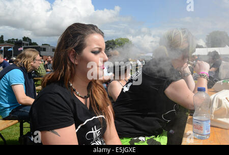 Eine junge Frau, die ihre Vapouriser auf der Vapefest 2014 ausatmen. e Zigarette rauchen dampfen Stockfoto