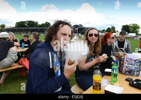 Vapour Enthusiast püppelt beim jährlichen Vapour Festival 2014 auf sein E-Rohr. "Vaping Vape e e Cigarette Credit": David Bagnall Stockfoto