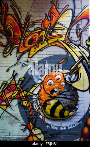 Bunte Graffiti in Seitengasse der Innenstadt, zeigt eine Reihe von unheimlich aussehende Biene. Stockfoto