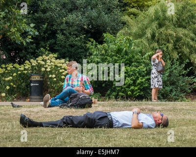 UK-Wetter: Londoner weiterhin die Sommerhitze in August fühlen Stockfoto