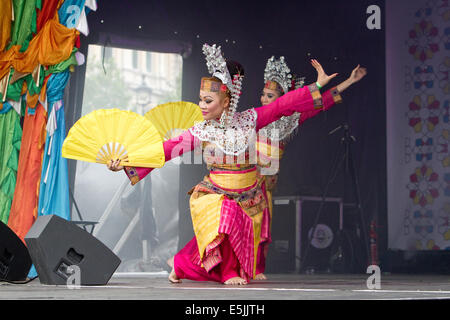 London, UK. 2. August 2014. Tänzerinnen und Tänzer auf der Bühne auf dem Eid Festival auf dem Trafalgar Square. Bildnachweis: Keith Larby/Alamy Live-Nachrichten Stockfoto