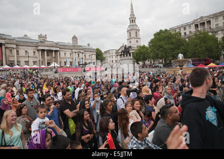 London, UK. 2. August 2014. Riesige Menschenmengen besuchen das kostenlose Eid Festival auf dem Trafalgar Square. Bildnachweis: Keith Larby/Alamy Live-Nachrichten Stockfoto