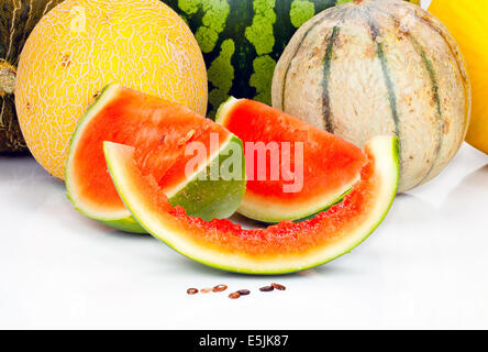 Verschiedene Melonen und Stücke auf weißem Hintergrund Stockfoto