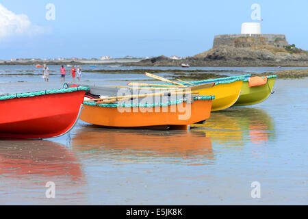 Ruderboote am Ufer vor Fort Grey, Guernsey, Channel Islands, GB Stockfoto