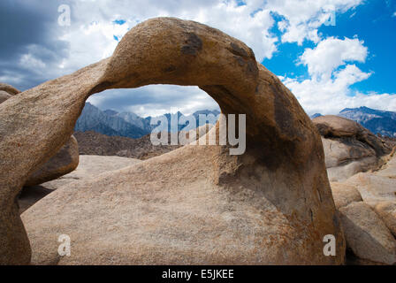 Mobius Arch, Alabama Hills. Mount Whitney im Hintergrund die Berge der Sierra Nevada, Kalifornien USA Stockfoto