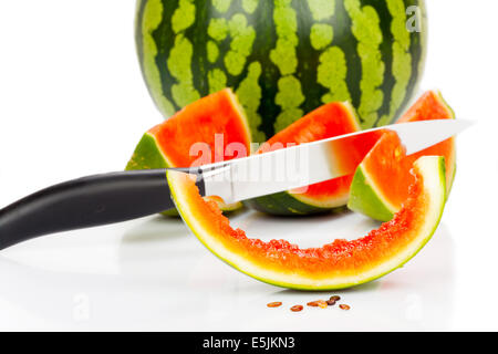 Wassermelone und Stücke mit einem Küchenmesser isoliert auf weißem Hintergrund Stockfoto