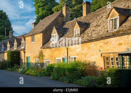 Zeile der angehängten Cottages in Snowshill, Cotswolds, Gloucestershire, England Stockfoto